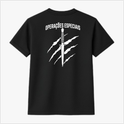 Camiseta com estampa frontal de texto "COTE" e logo com duas águias e estampa traseira de texto "OPERAÇÕES ESPECIAIS" com faca e arranhões.