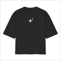 Camiseta com estampa frontal de dois brilhos estilizados e estampa traseira de um número "8" grande, acompanhado da palavra "TIMELESS" acima.