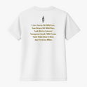 Camiseta com estampa frontal de símbolo circular ornamentado com detalhes intrincados e estampa traseira de texto sobreposto por símbolo em cima.