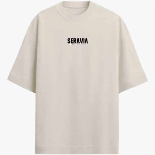 Camiseta com estampa frontal de logo estilizado "SERAVIA" e estampa traseira de figura mitológica com cabelos de serpentes emoldurada por elementos clássicos.