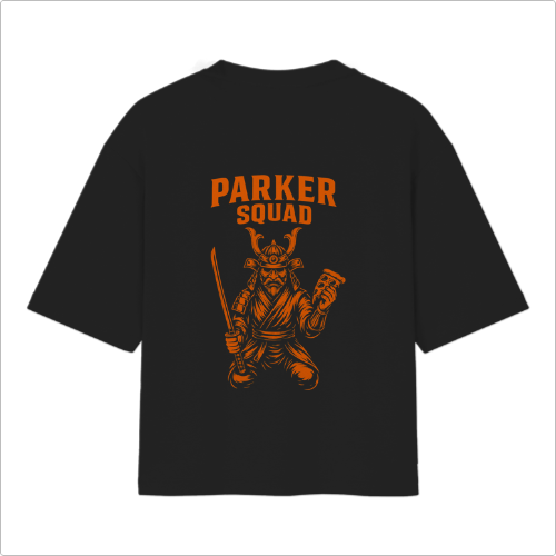 Camiseta com estampa frontal de um logotipo minimalista "PK" e estampa traseira de um guerreiro samurai com espada empunhada, acompanhado do texto "Parker Squad".