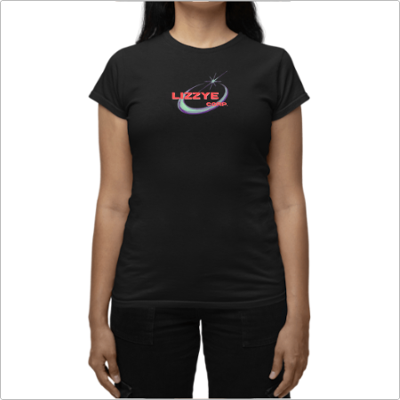 Camiseta com estampa frontal de texto estilizado "Lizzye" acompanhado por um arco colorido e uma estrela brilhante, compondo um visual dinâmico.