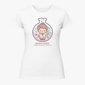 Camiseta com estampa frontal de uma figura estilizada dentro de um balão de laboratório, rodeada por símbolos científicos e a inscrição "Marie Curie Radiochemistry Pioneer".