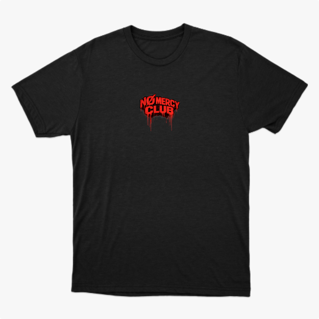 Camiseta com estampa frontal de texto estilizado "No Mercy Club" com efeito de gotejamento e estampa traseira de cobra ameaçadora também com gotejamento.