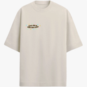 Camiseta com estampa frontal de texto "CALL ME IF YOU GET LOST" adornado com pequenas estrelas coloridas e estampa traseira de ilustração com figura relaxando em mala.