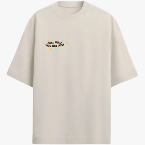 Camiseta com estampa frontal de texto "CALL ME IF YOU GET LOST" adornado com pequenas estrelas coloridas e estampa traseira de ilustração com figura relaxando em mala.