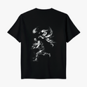 Camiseta com estampa frontal de texto "PARANOID" em letras maiúsculas e estampa traseira de figura ilustrativa de pessoa sentada com figura alada acima.