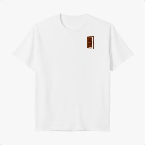 Camiseta com estampa frontal de porta entreaberta com textos e estampa traseira de soldado armado chutando uma porta, cercado por texto "Professional Door Kicker".