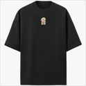 Camiseta com estampa frontal de pequeno personagem segurando cartaz e estampa traseira de personagem em pose dinâmica com fundo de fumaça e texto estilizado acima.