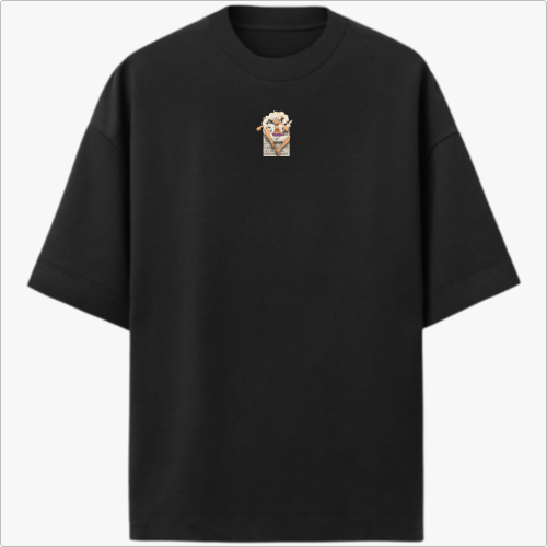 Camiseta com estampa frontal de pequeno personagem segurando cartaz e estampa traseira de personagem em pose dinâmica com fundo de fumaça e texto estilizado acima.