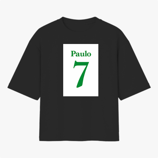 Camiseta com estampa frontal de nome "Paulo" acima do número "7", ambos em fonte estilizada, sugerindo uma temática esportiva ou personalizada.