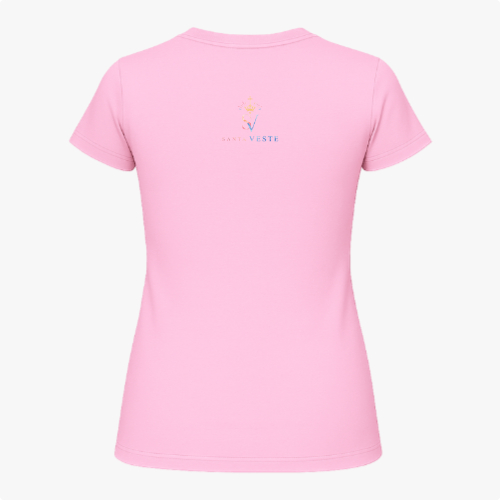Camiseta com estampa frontal de imagem de Nossa Senhora em moldura colorida com flores e frase "Nossa Senhora, rogai por nós" e estampa traseira de logotipo com cruz e texto.