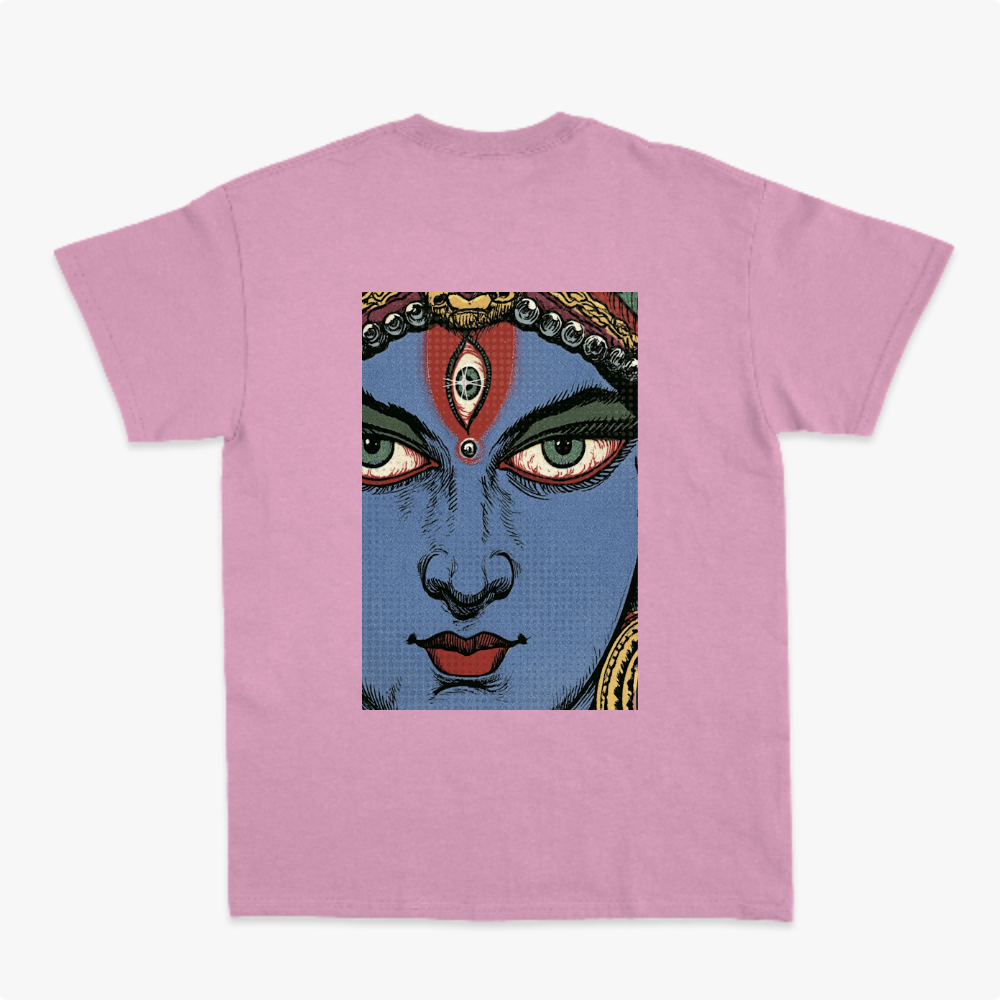 Camiseta com estampa frontal de letras estilizadas com efeito de estrela e estampa traseira de rosto detalhado em estilo ilustração com adornos.