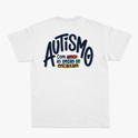 Camiseta com estampa frontal de mãos formando coração com peças de quebra-cabeça coloridas e estampa traseira com frase sobre autismo em diferentes cores.