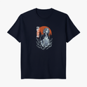 Camiseta com estampa frontal de um samurai retratado sobre um fundo de círculo solar, acompanhado por caracteres japoneses e ondas estilizadas em preto e branco.