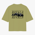 Camiseta com estampa frontal de texto "RIVALS" e estampa traseira de carros de corrida sobrepostos por "RIVALS", com a frase "THE LAST LAP WAS NEVER JUST A LAP".