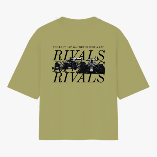 Camiseta com estampa frontal de texto "RIVALS" e estampa traseira de carros de corrida sobrepostos por "RIVALS", com a frase "THE LAST LAP WAS NEVER JUST A LAP".