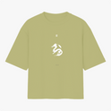 Camiseta com estampa frontal de dragão estilizado em posição sinuosa, acompanhado de caracteres orientais acima e pequenos detalhes textuais abaixo.