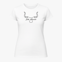Camiseta com estampa frontal de contorno estilizado de cabeça de touro com chifres curvados, acompanhada por uma inscrição cursiva centralizada.