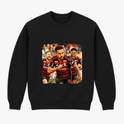 Moletom com estampa frontal de três jogadores de futebol em ação, vestindo uniformes listrados, com expressões determinadas e fundo em movimento.