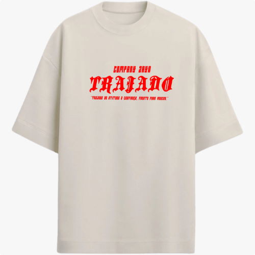 Camiseta com estampa frontal de texto estilizado, incluindo frases em duas linhas, destacando uma fonte gótica impactante e elementos adicionais em tamanho menor.