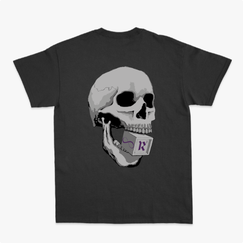 Camiseta com estampa frontal de letras estilizadas "Reals M.C. 4 Anos" em grafite e estampa traseira de um crânio segurando um cartão com símbolo.