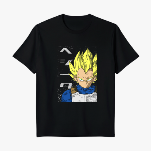 Camiseta com estampa frontal de personagem de anime com cabelo espetado, expressando intensidade, em pose frontal, com símbolos japoneses ao fundo.