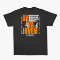 Camiseta com estampa frontal de um círculo com formas geométricas e texto centralizado, e estampa traseira de texto "AVIVA JOVEM" com chamas e citação bíblica.
