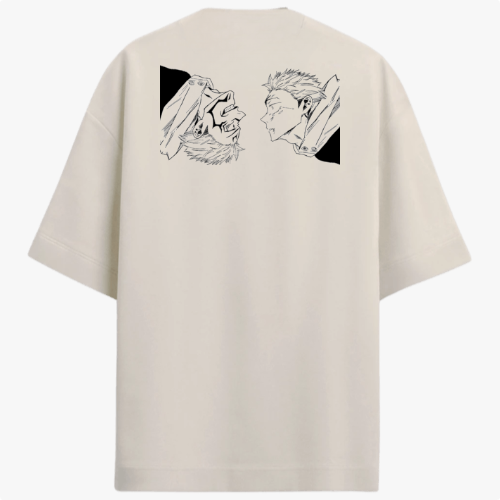 Camiseta com estampa frontal de caracteres estilizados e detalhe decorativo, e estampa traseira de dois rostos em perfil em estilo artístico.