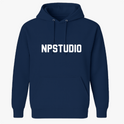 Moletom com estampa frontal de "NPSTUDIO" em letras grandes e estilizadas, centralizadas no peito, destacando-se de forma marcante.