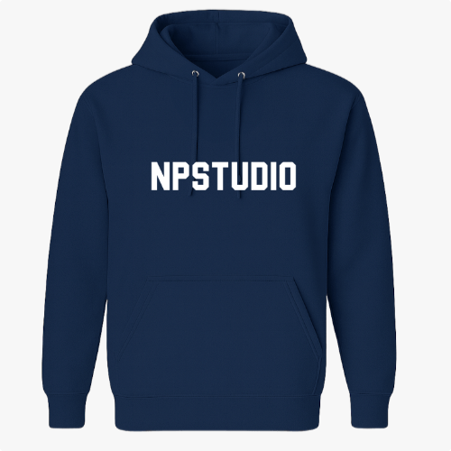 Moletom com estampa frontal de "NPSTUDIO" em letras grandes e estilizadas, centralizadas no peito, destacando-se de forma marcante.