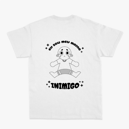 Camiseta com estampa frontal de pequeno disco voador minimalista e estampa traseira de personagem desenhado, com dizeres "Eu sou meu maior inimigo" em destaque.