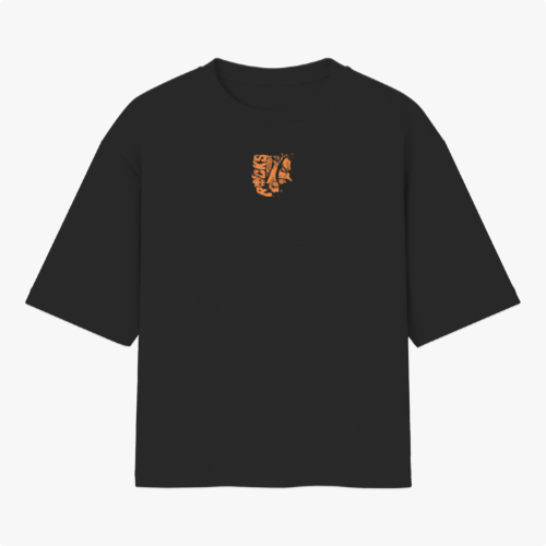 Camiseta com estampa frontal de um rosto detalhado em estilo gráfico e estampa traseira de várias faces em quadrinhos, com destaque para personagem central.