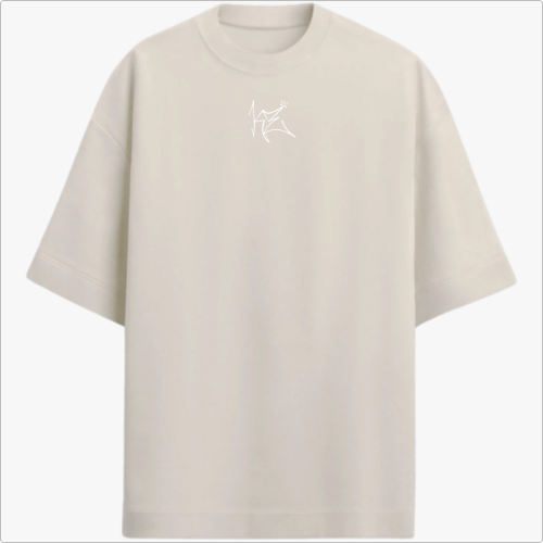 Camiseta com estampa frontal de linha abstrata com figura estilizada e estampa traseira de dado vermelho rodeado por fumaça em tons ondulantes.