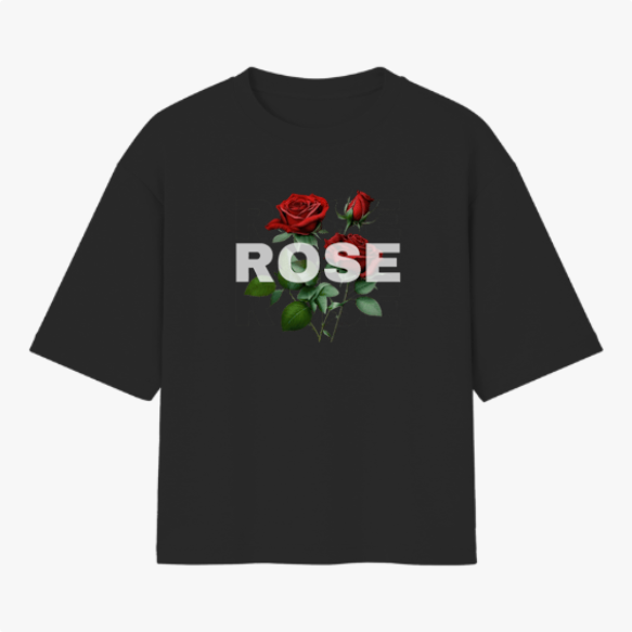 Camiseta com estampa frontal de uma ilustração de duas rosas vermelhas acompanhadas pela palavra "ROSE" em letras maiúsculas sobrepostas.