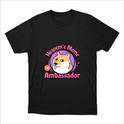 Camiseta com estampa frontal de cão estilizado em círculo lilás, com os dizeres "Heaven's Meme Ambassador" em rosa e estampa traseira de QR Code.