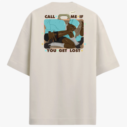 Camiseta com estampa frontal de texto "CALL ME IF YOU GET LOST" adornado com pequenas estrelas coloridas e estampa traseira de ilustração com figura relaxando em mala.
