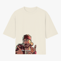Camiseta com estampa frontal de personagem usando bandana e camisa, com expressão facial intrigante e gesto de mãos abertas; texto "Feijão com Farinha".