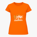 Camiseta com estampa frontal de texto estilizado "Vybe de Quebrada" acompanhado de coroa e linha embaixo, em um design dinâmico e urbano.