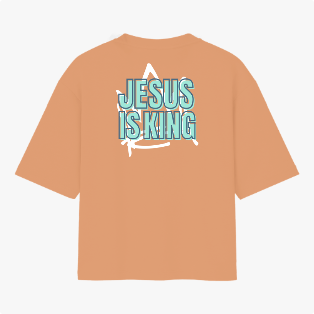 Camiseta com estampa frontal de um desenho estilizado em forma de zigzag e estampa traseira de texto "JESUS IS KING" sobre uma estrela estilizada.