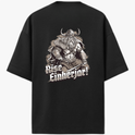 Camiseta com estampa frontal de pequeno símbolo abstrato e estampa traseira de guerreiro nórdico detalhado com capacete e barba, acompanhado do texto "Rise Einherjar!".