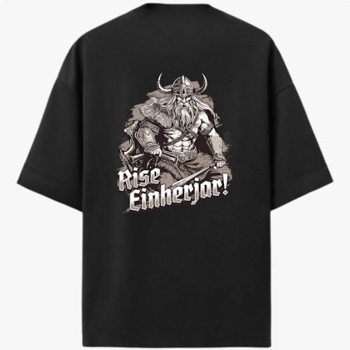 Camiseta com estampa frontal de pequeno símbolo abstrato e estampa traseira de guerreiro nórdico detalhado com capacete e barba, acompanhado do texto "Rise Einherjar!".