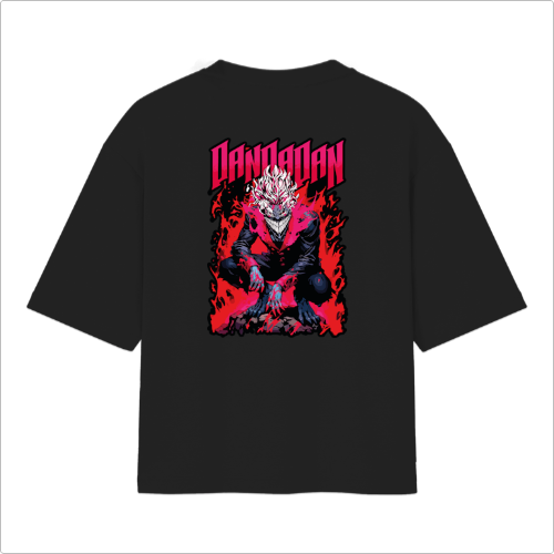 Camiseta com estampa frontal de pequeno dragão estilizado e estampa traseira de dragão humanoide agachado em meio a chamas e texto "DANDADAN".