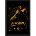 Pôster com estampa de figura estilizada com coroa, arranha-céus ao fundo, palavras "ABUSADOS" e interface de player de música com detalhes urbanos.