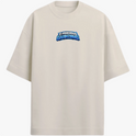 Camiseta com estampa frontal de texto estilizado "O PODEROSO GARINZINHO" e estampa traseira com texto semelhante acima de uma imagem de bebê musculoso.