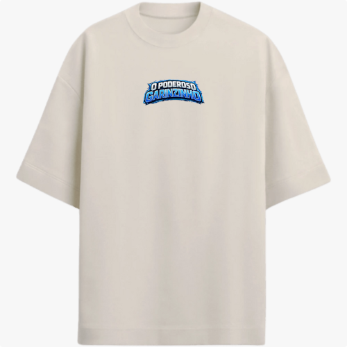 Camiseta com estampa frontal de texto estilizado "O PODEROSO GARINZINHO" e estampa traseira com texto semelhante acima de uma imagem de bebê musculoso.
