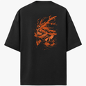 Camiseta com estampa frontal de símbolo flamejante estilizado e estampa traseira de ilustração abstrata dinâmica com elementos agitados e sobrepostos.