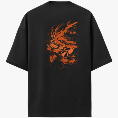 Camiseta com estampa frontal de símbolo flamejante estilizado e estampa traseira de ilustração abstrata dinâmica com elementos agitados e sobrepostos.