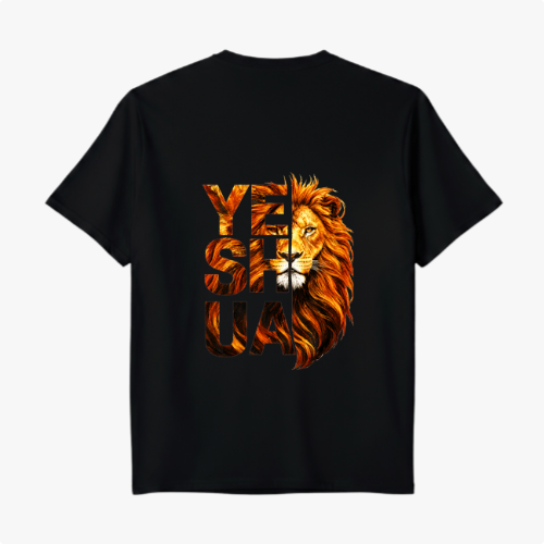 Camiseta com estampa frontal de símbolo textual estilizado com ornamento refinado e estampa traseira de leão imponente integrado à palavra "YESHUA".