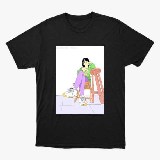 Camiseta com estampa frontal de uma figura sentada em cadeiras entrelaçadas, vestindo roupas casuais e tênis, sobre um piso com padrão geométrico.